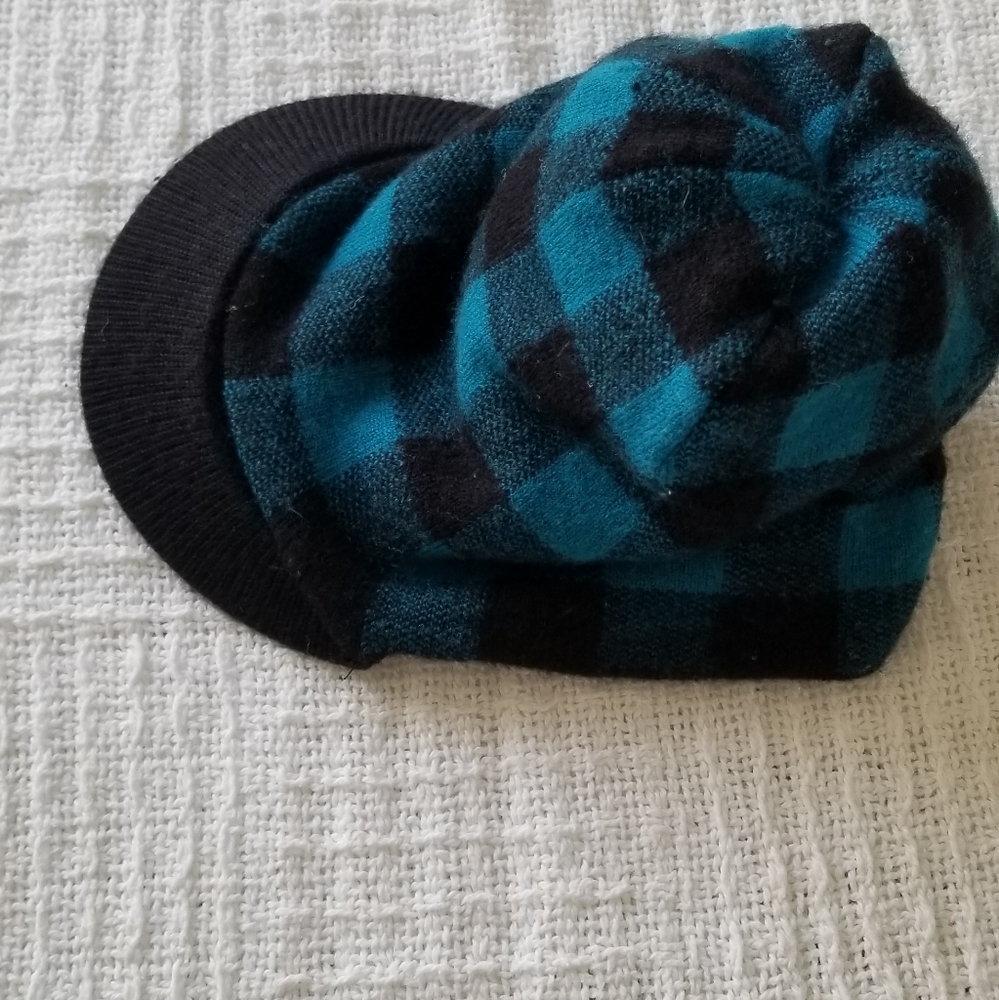 Mens checked Winter cap w/bill
